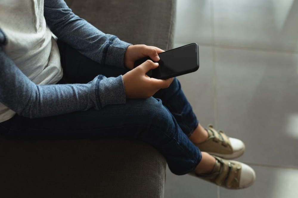 TERIFIANT: Un elev de 11 ani a murit în timpul orelor online, după ce telefonul i-a explodat în față